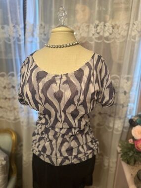 Cache Scoop Neck Short Sleeve Top in Ivory and Charcoal Print